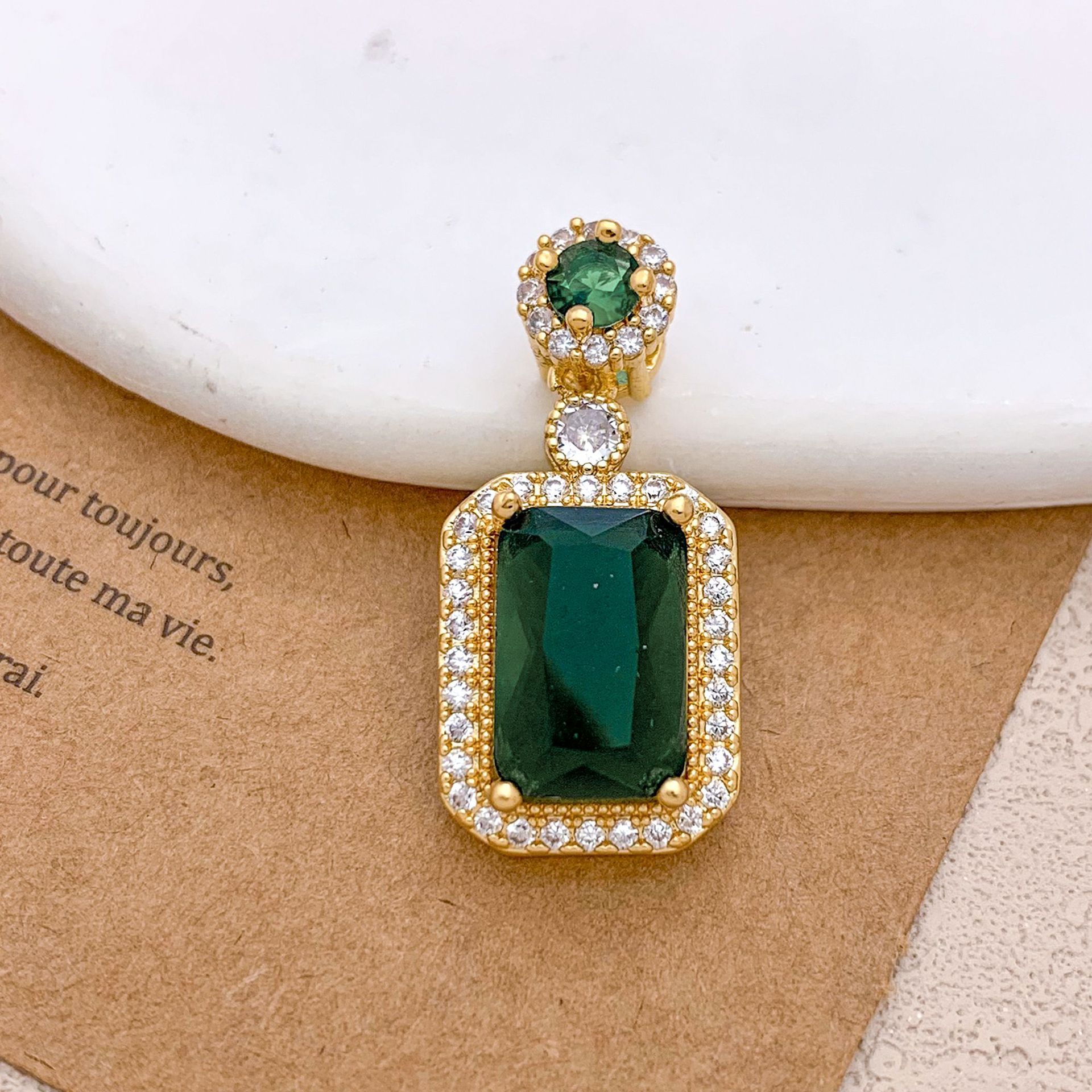 Xl123 emerald rectangular pendant gold