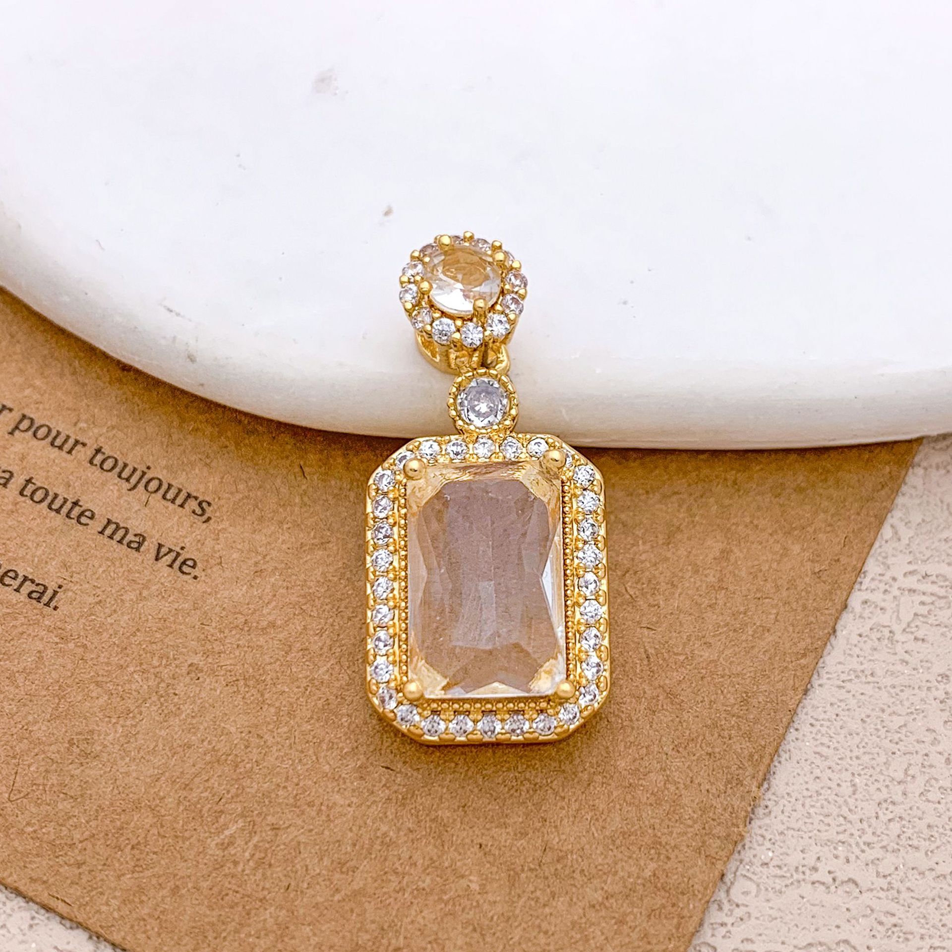 Xl123 rectangular pendant gold