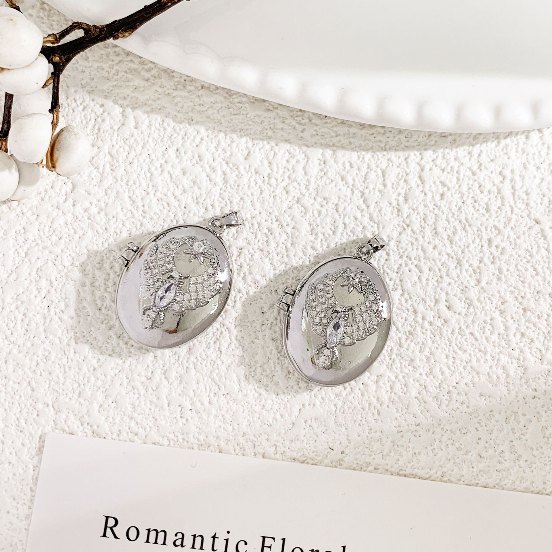 Xl3706 eagle opening and closing pendant silver white