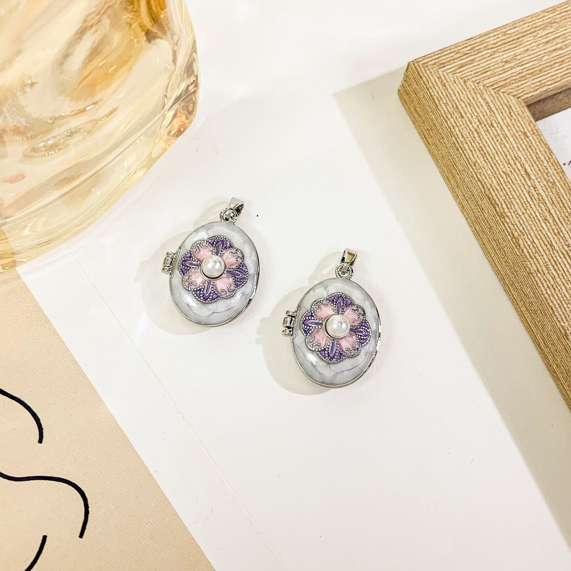 Xl4542 four-petal flower photo box pendant silver white