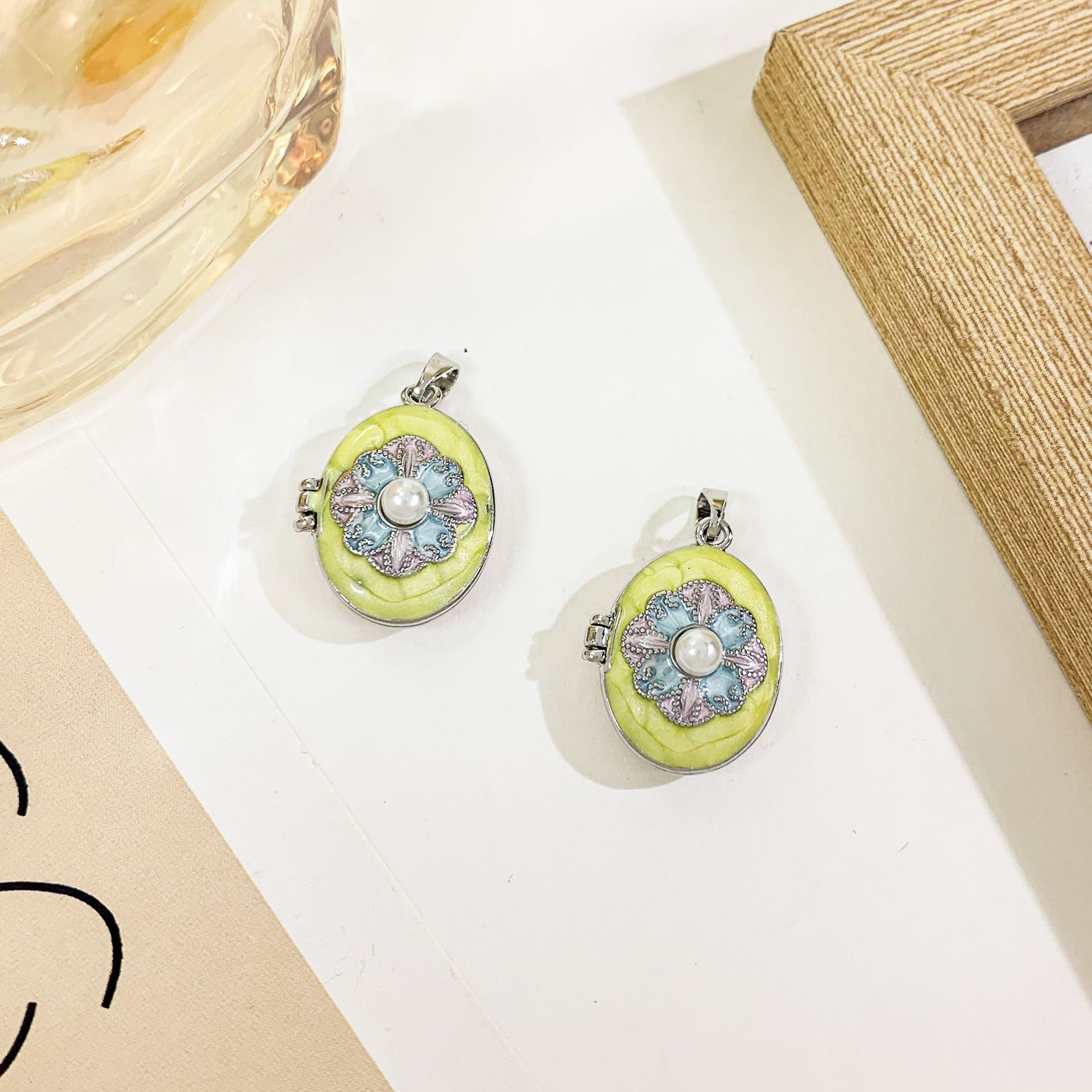 Xl4542 four-petal flower photo box pendant silver yellow