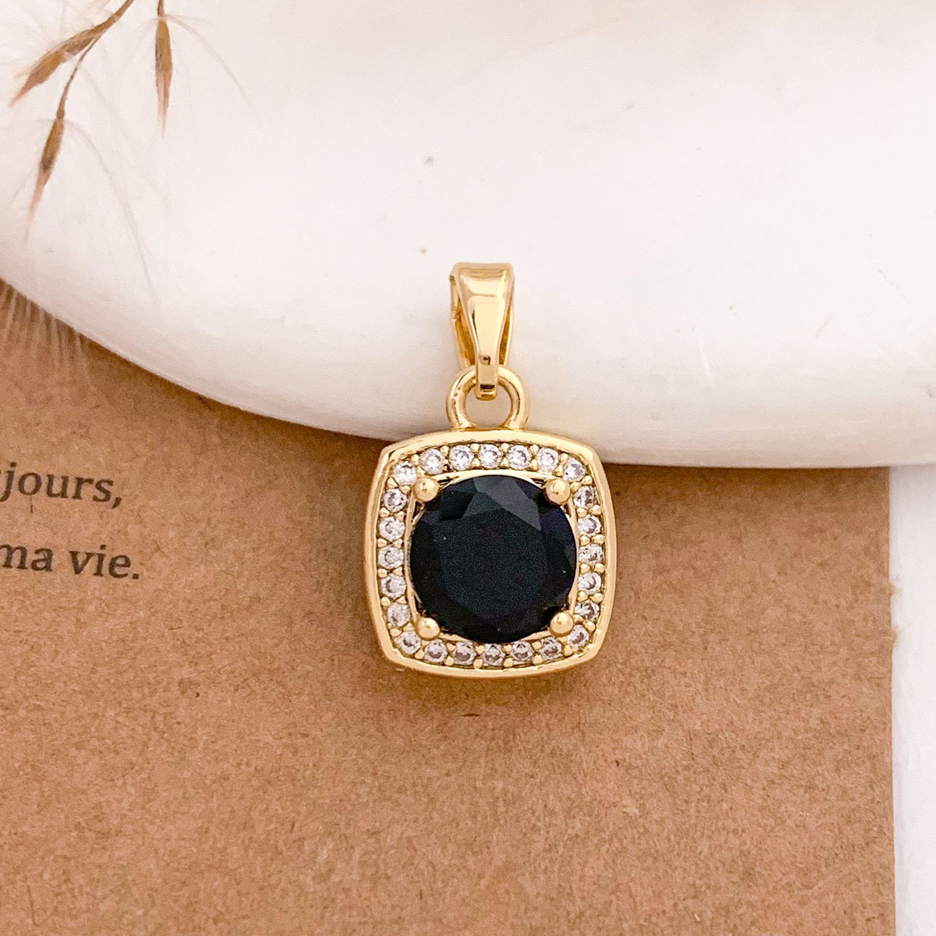 Xl2739 black square pendant gold