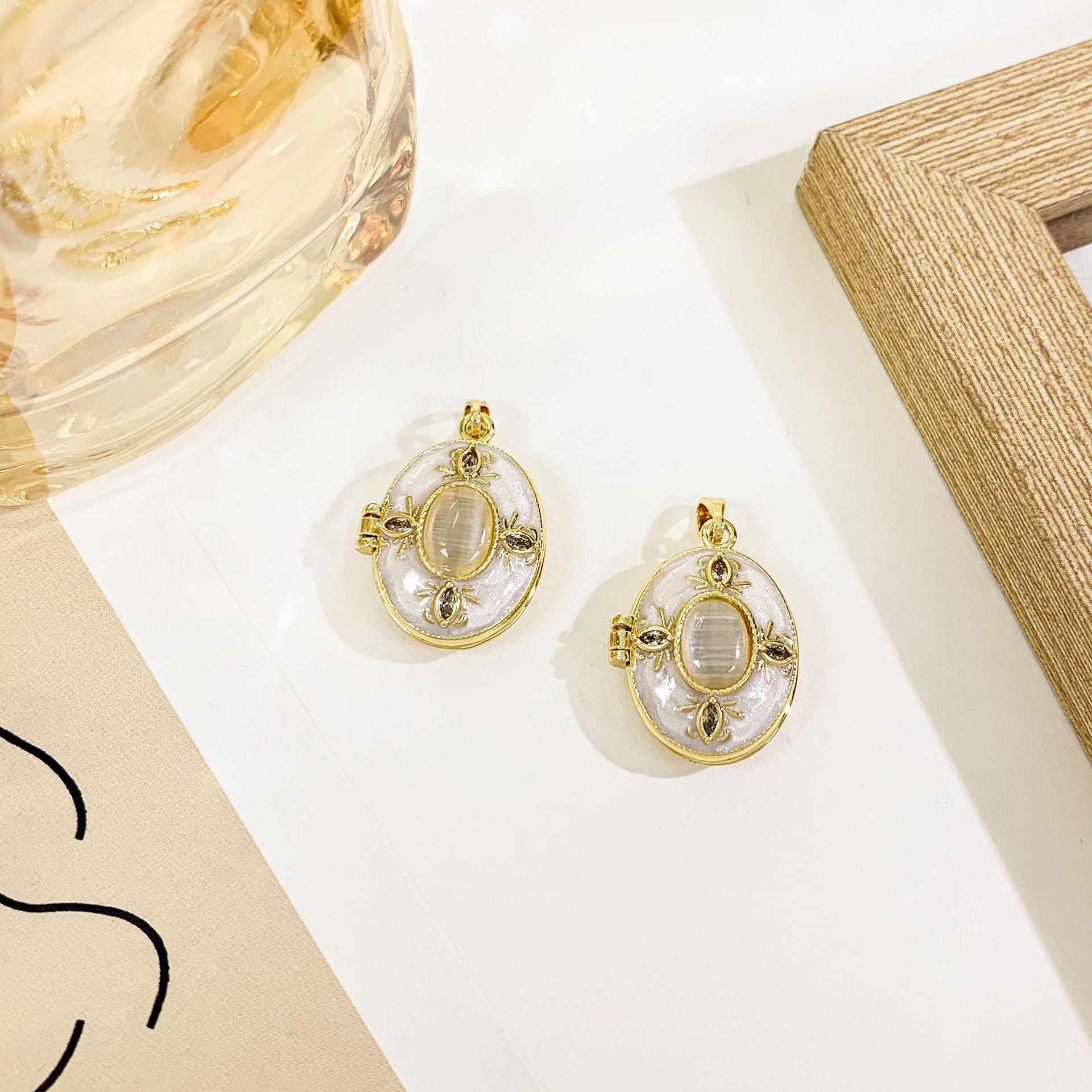 Xl4592 opal photo box pendant gold white