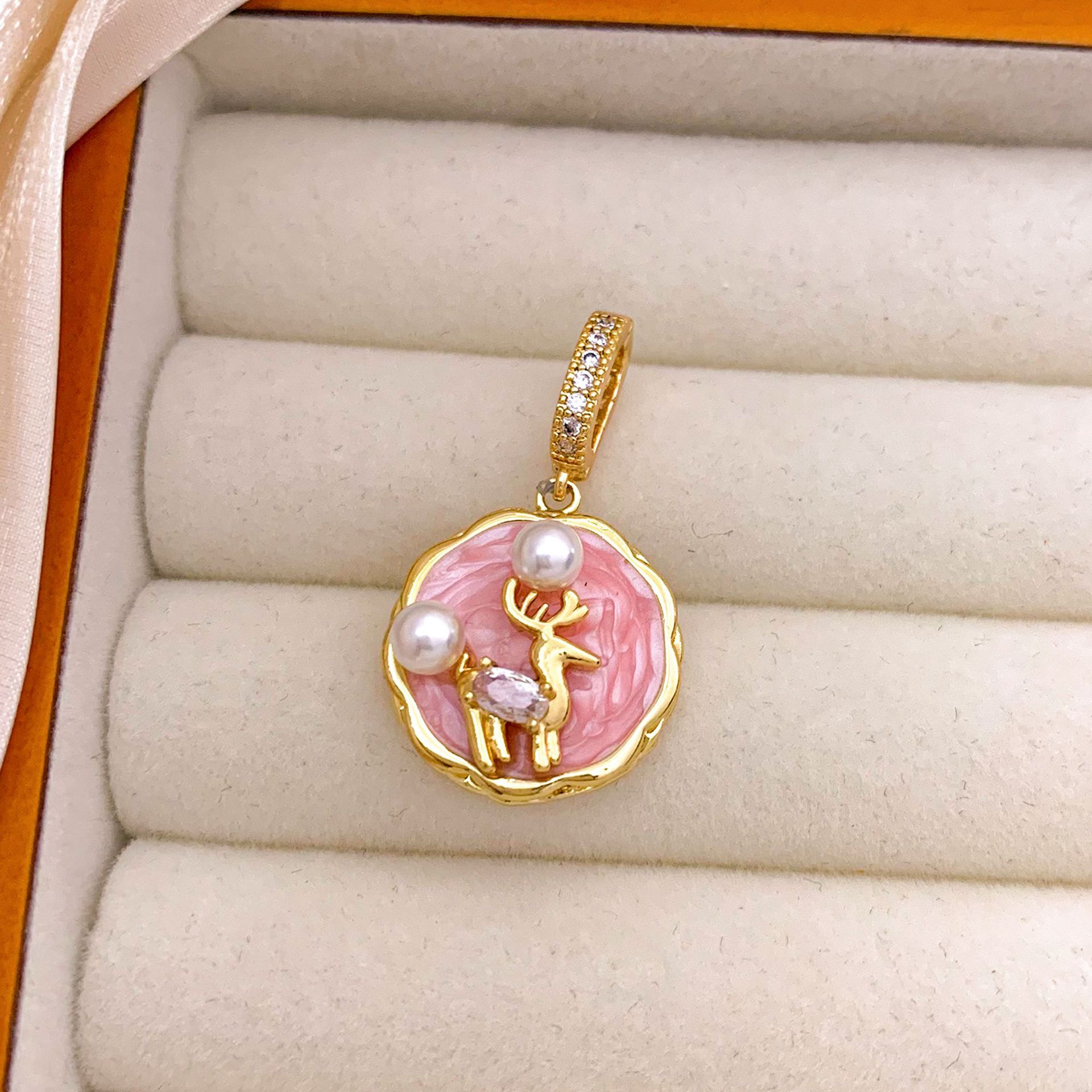 Xl3097 pink deer pendant gold