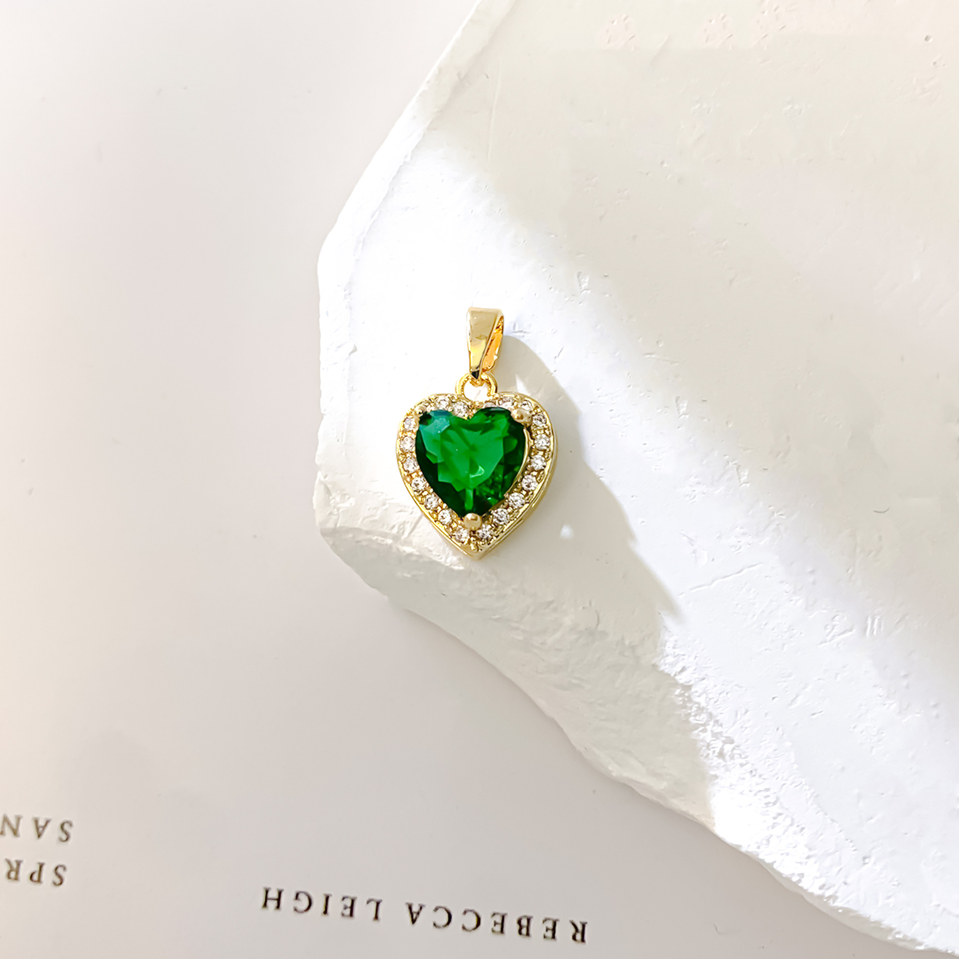 Xl727 emerald love pendant gold