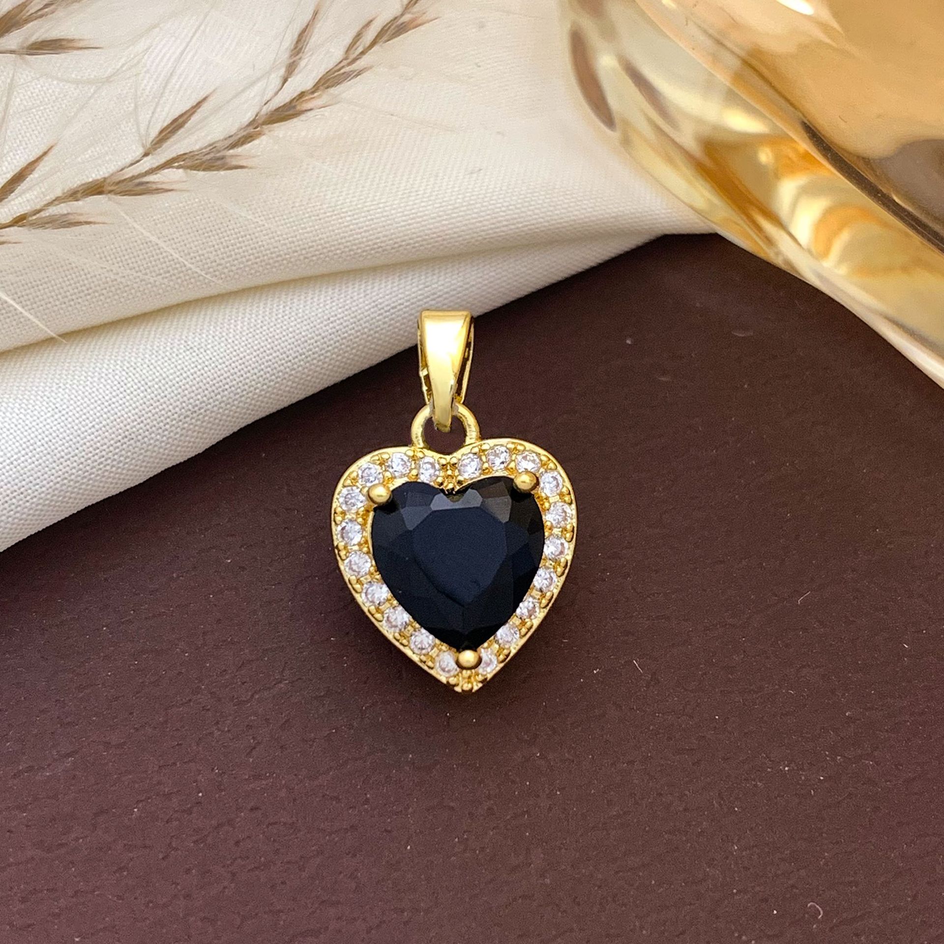 Xl727 black love pendant gold