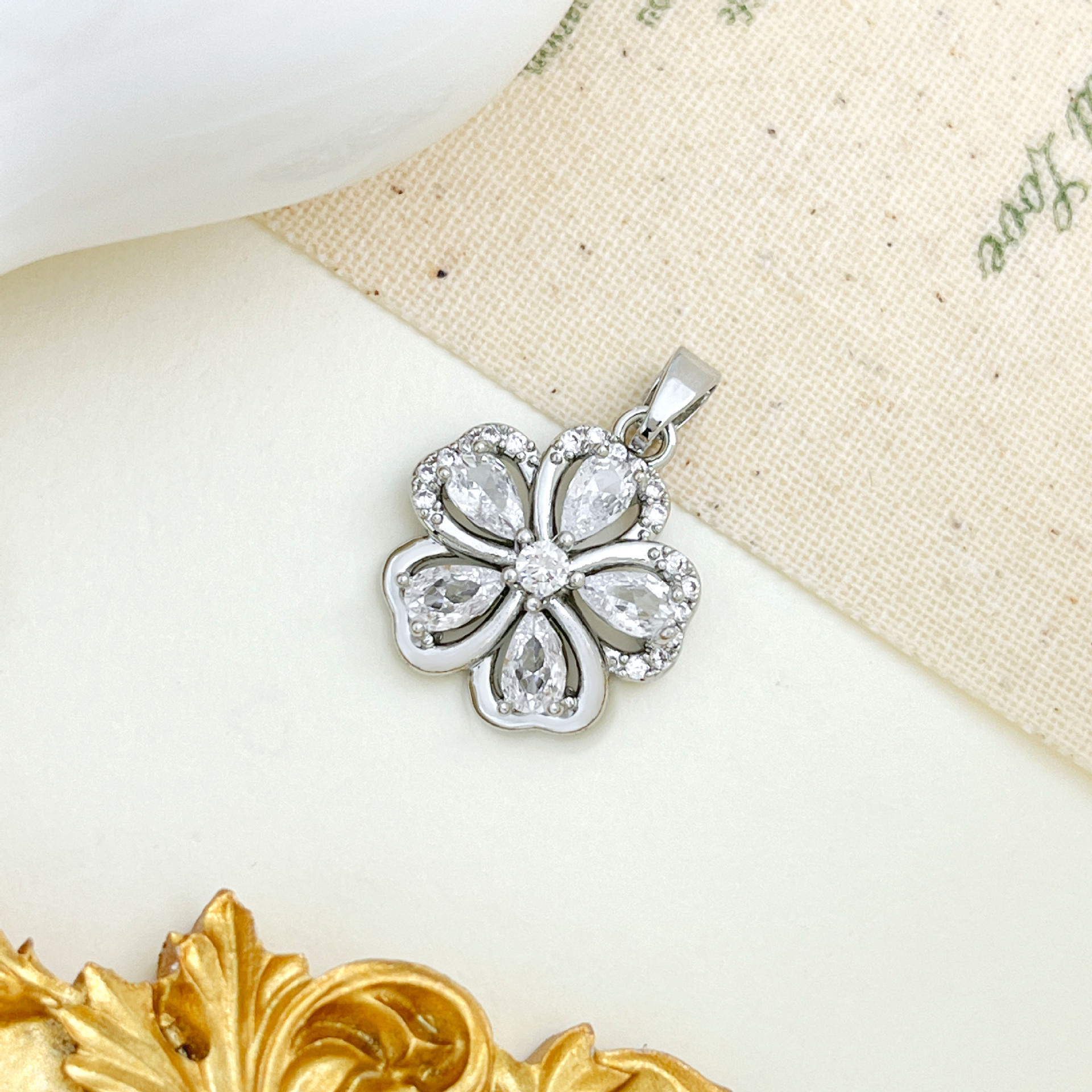 Xl1620 flower pendant silver