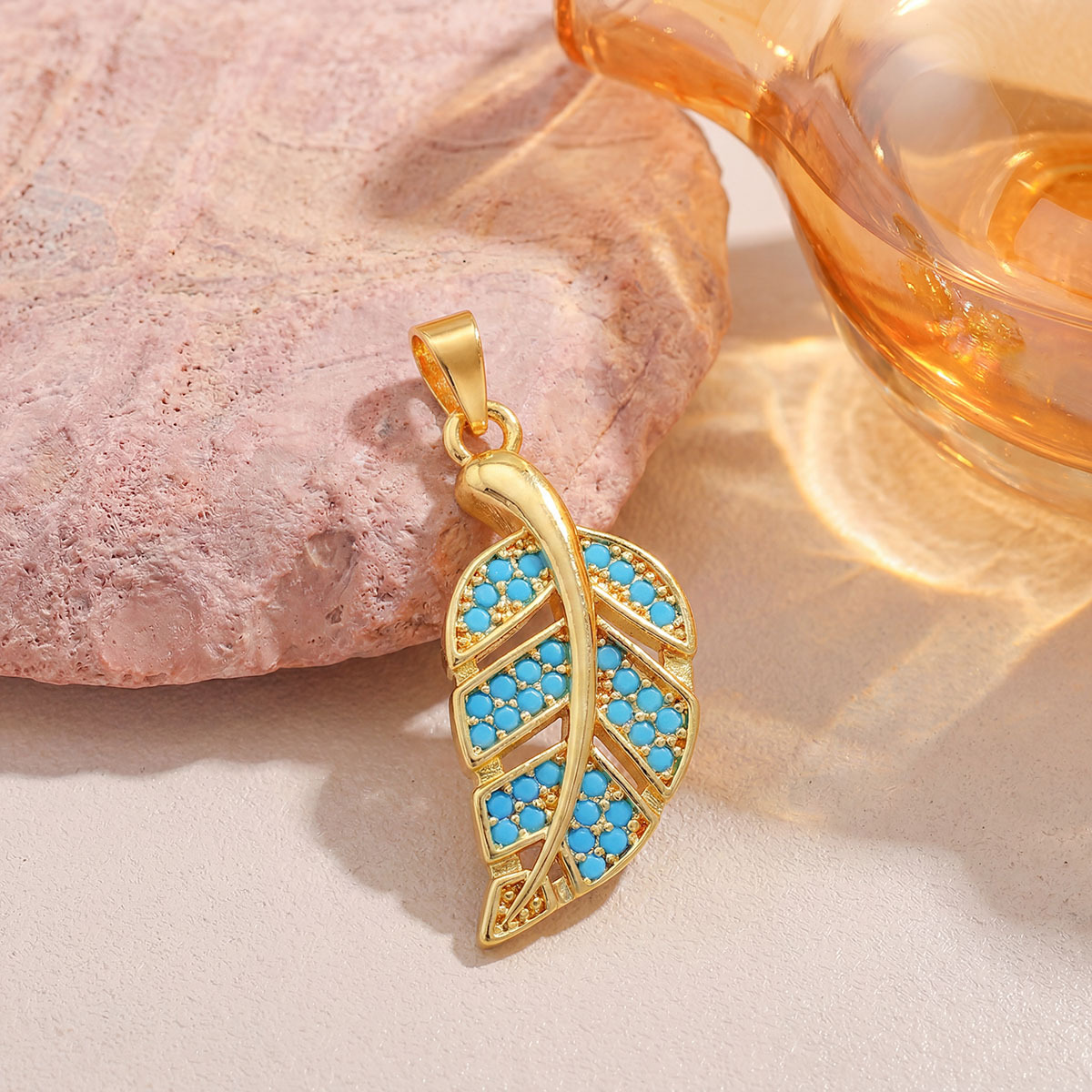 Xl1804 leaf pendant gold