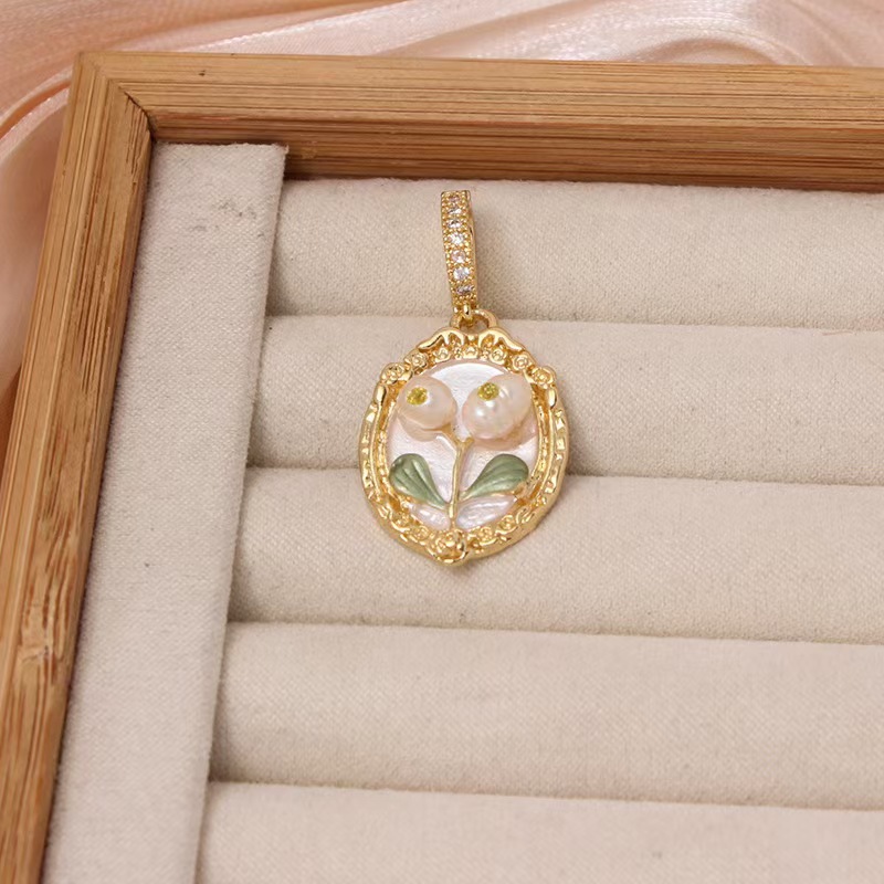 Xl3135 oval tulip pendant gold white