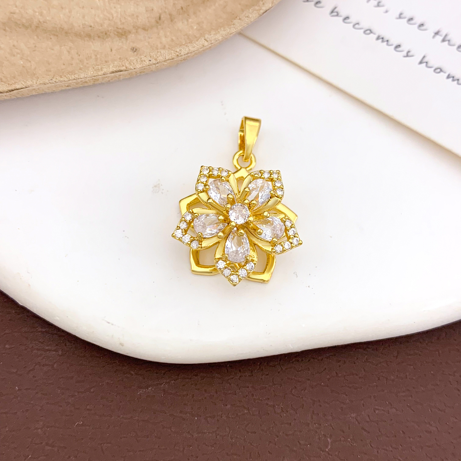 Xl474 rotating five-petal flower pendant gold