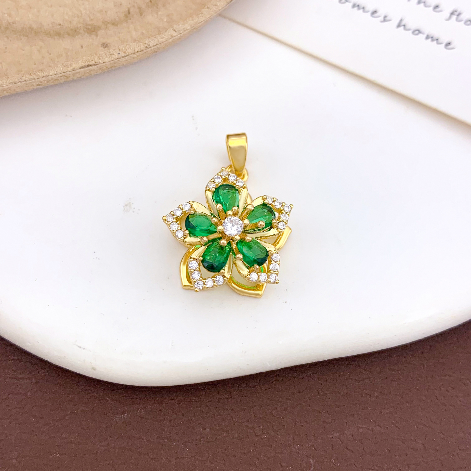 Xl474 rotating green five-petal flower pendant gold