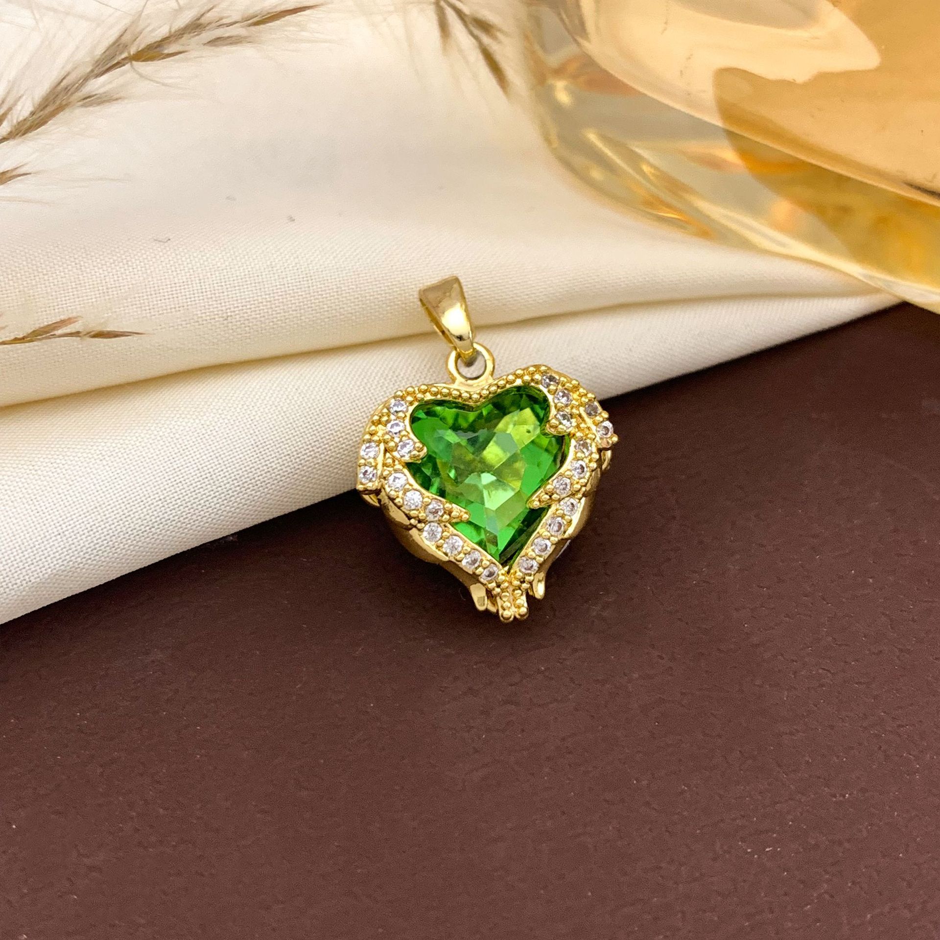 Xl138 fruit green ocean heart pendant gold