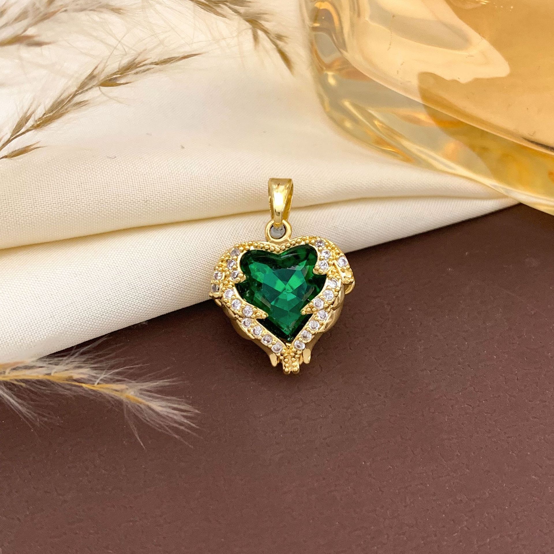 Xl138 emerald ocean heart pendant gold