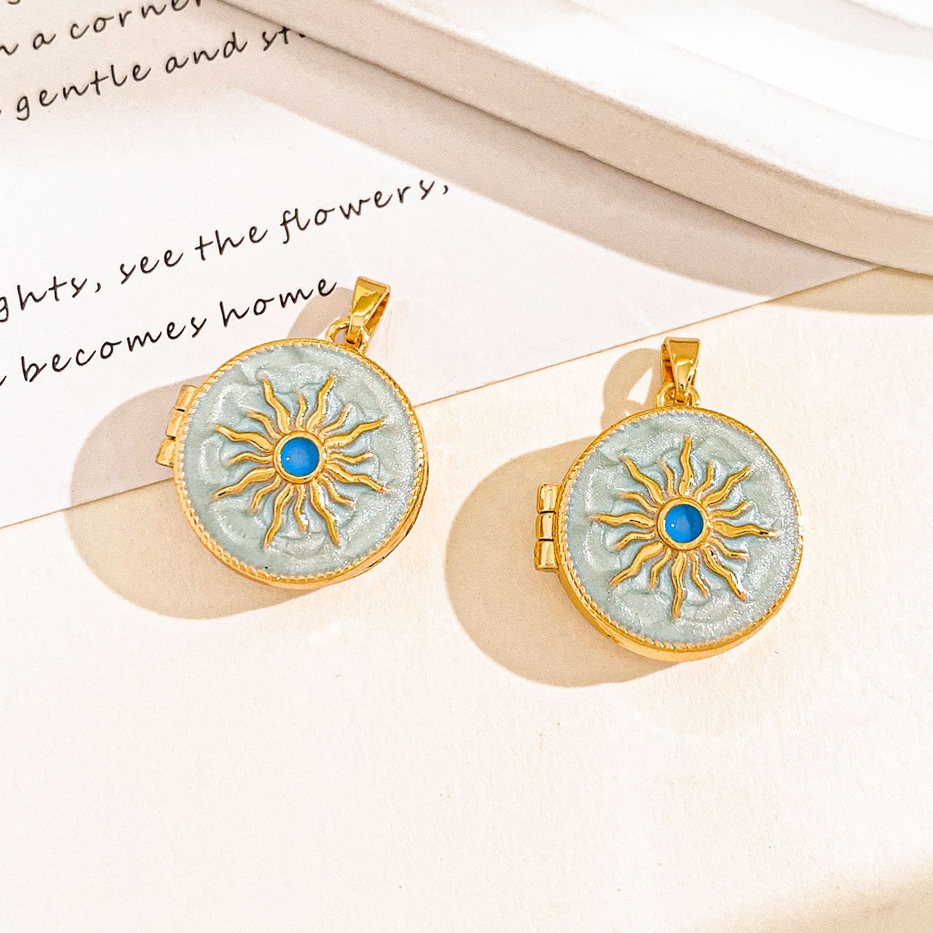 Xl4665 sun photo clip pendant gold light blue can be opened