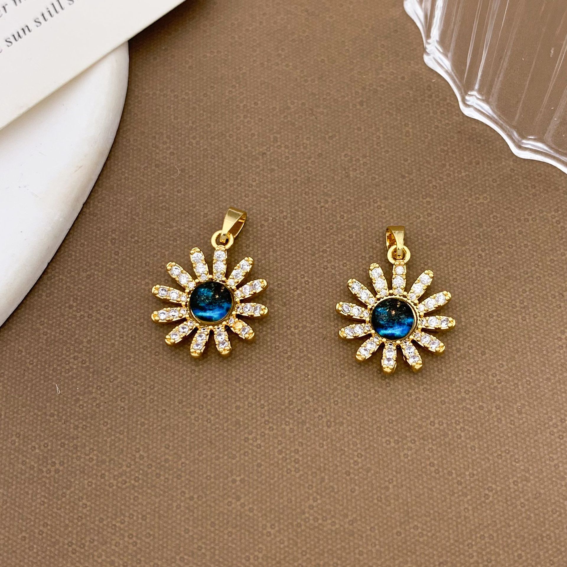 Xl1402 multi-petal flower planet pendant gold