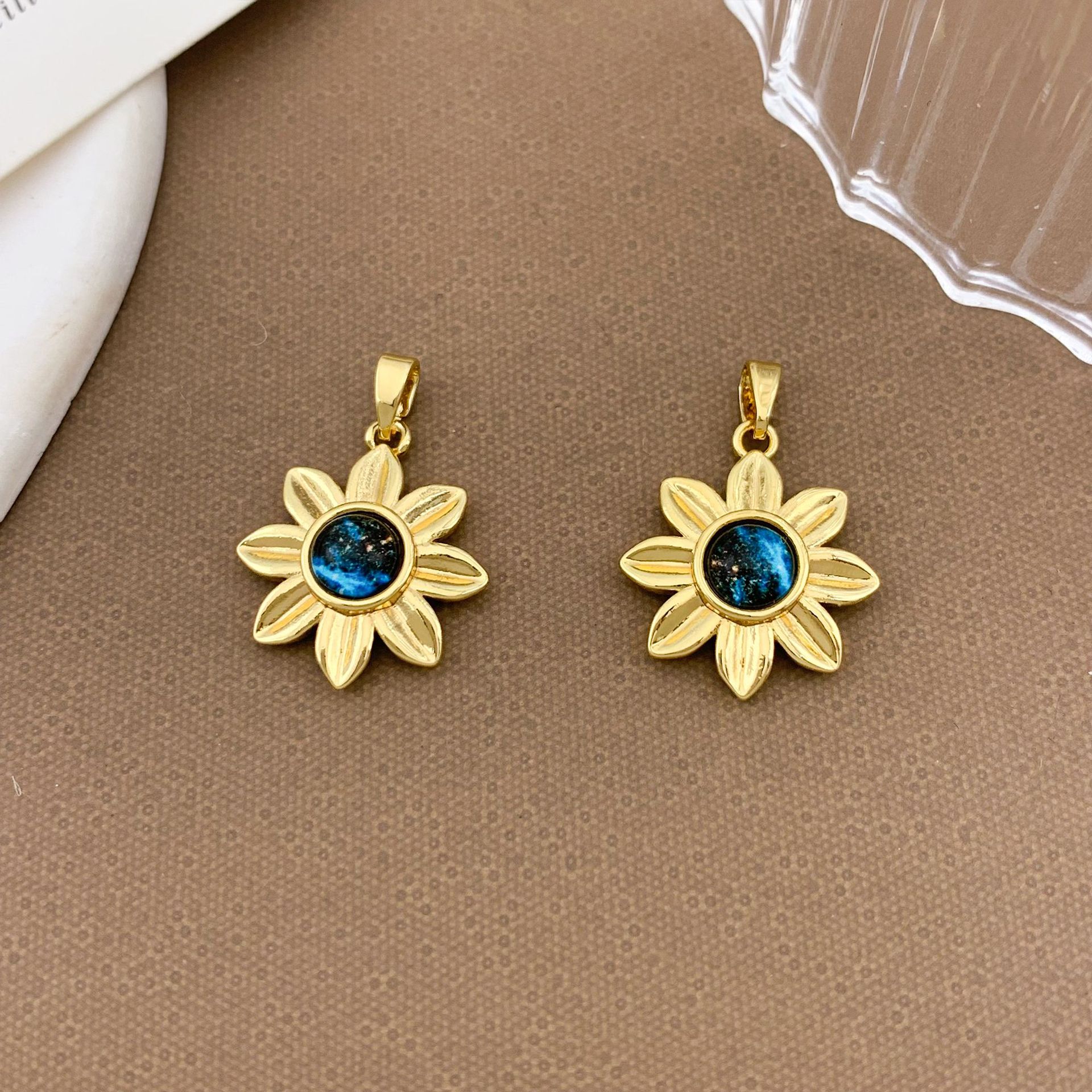Xl1455 multi-petal flower planet pendant gold