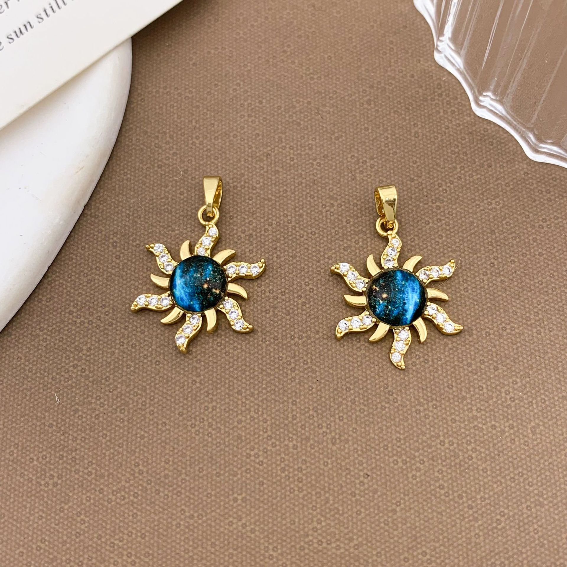 Xl1983 sun planet pendant gold
