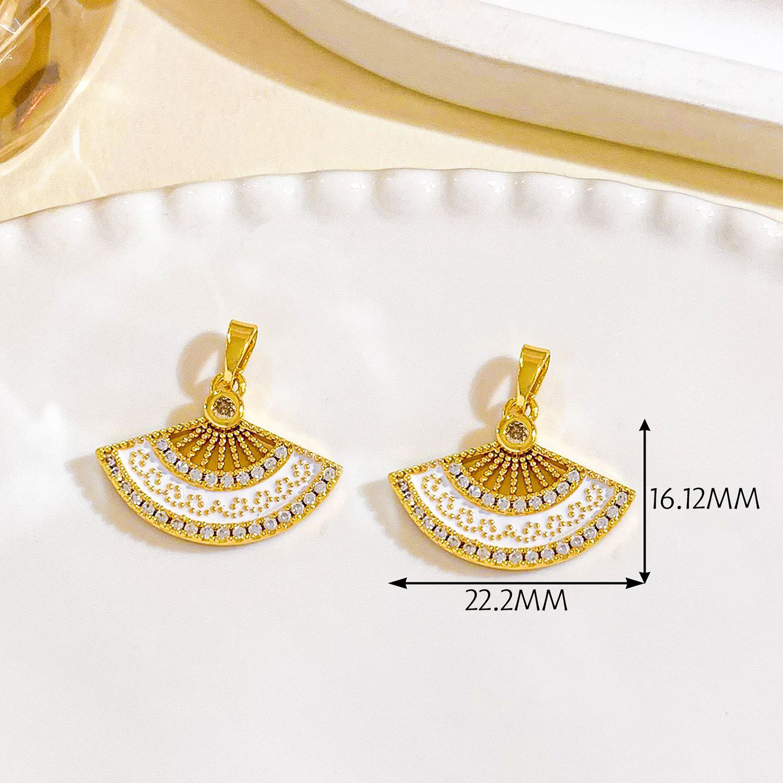 Xl3513 hollow folding fan pendant gold