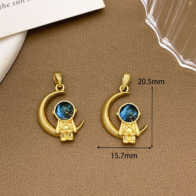 Xl1118 moon astronaut pendant gold