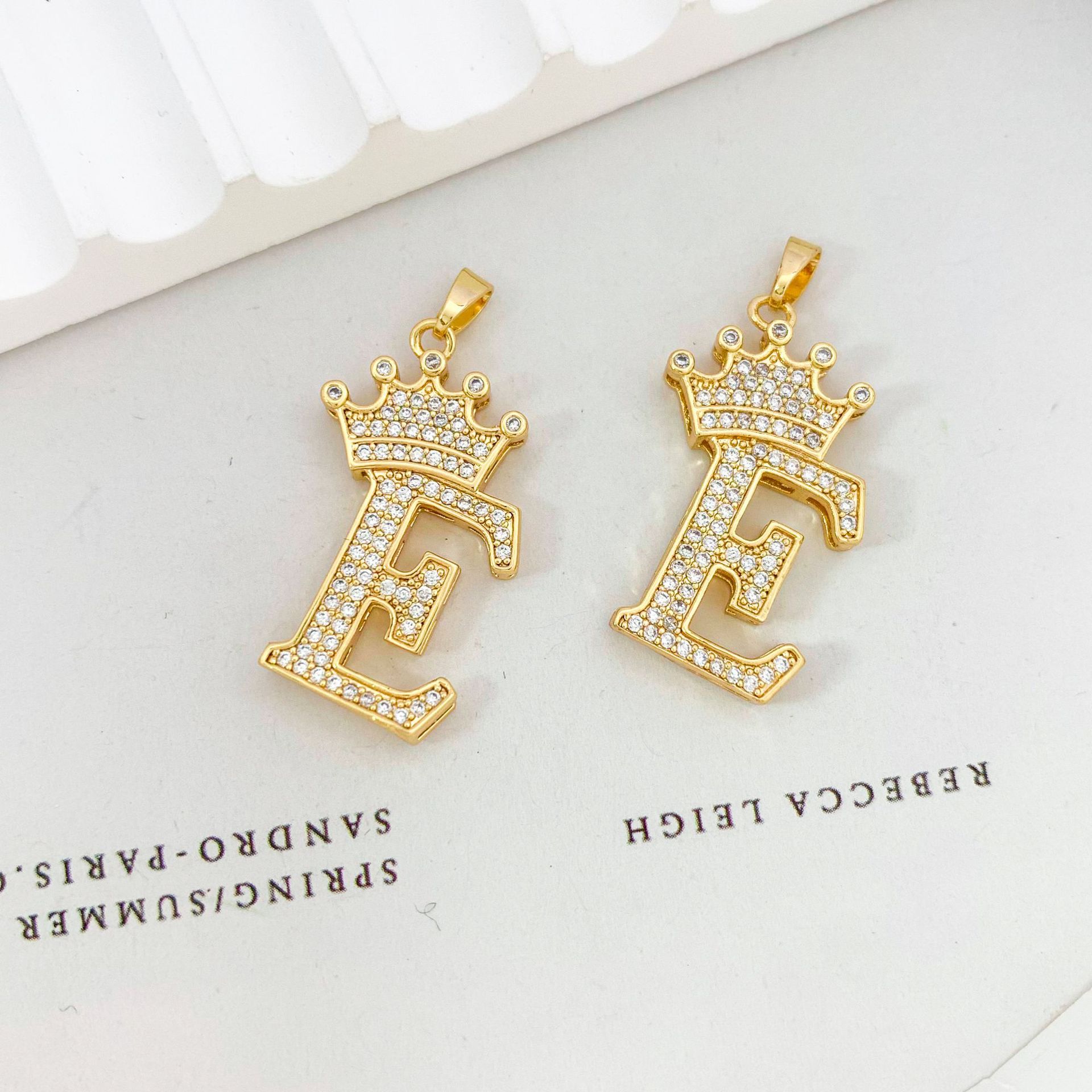 Xl348 crown letter e pendant gold