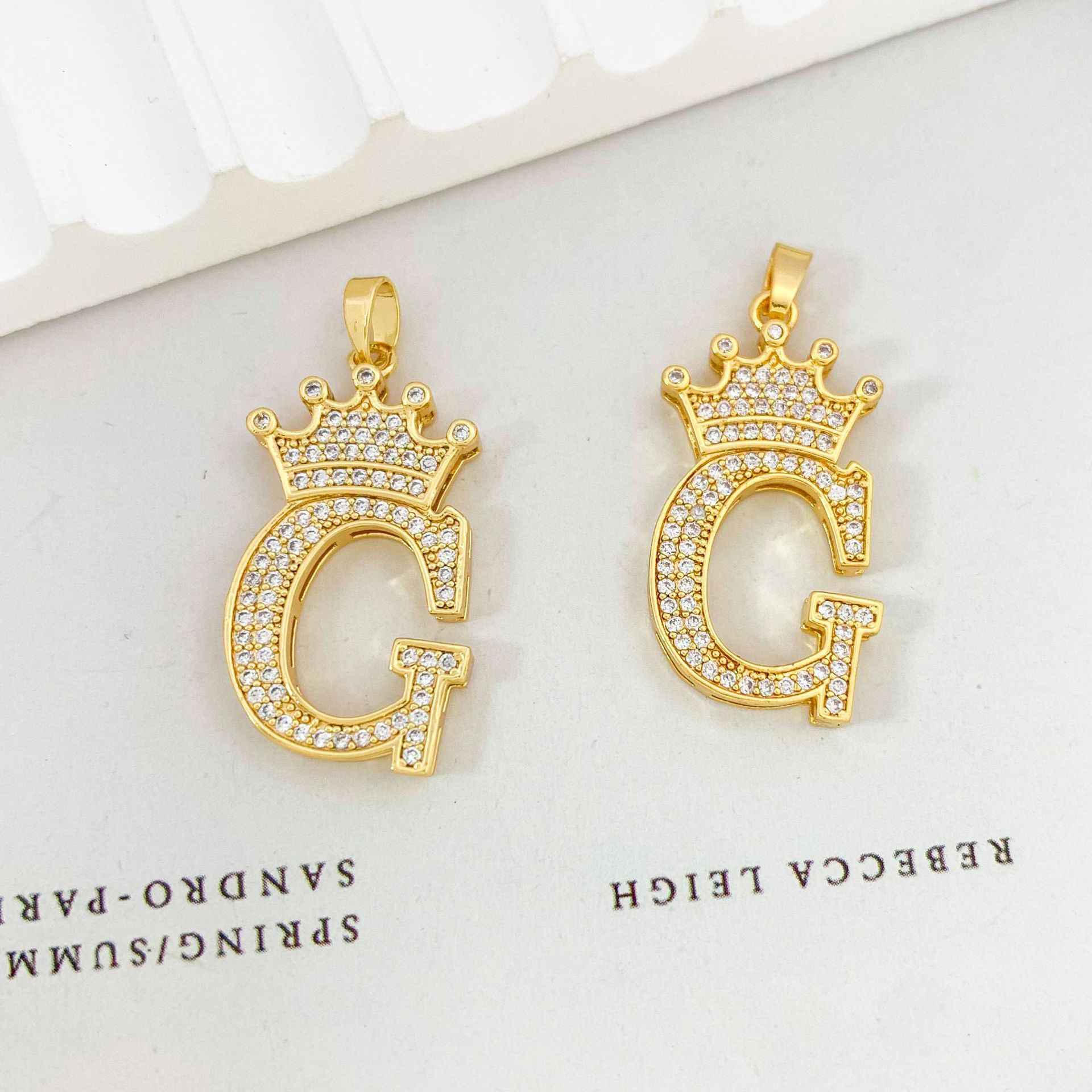 Xl348 crown letter g pendant gold