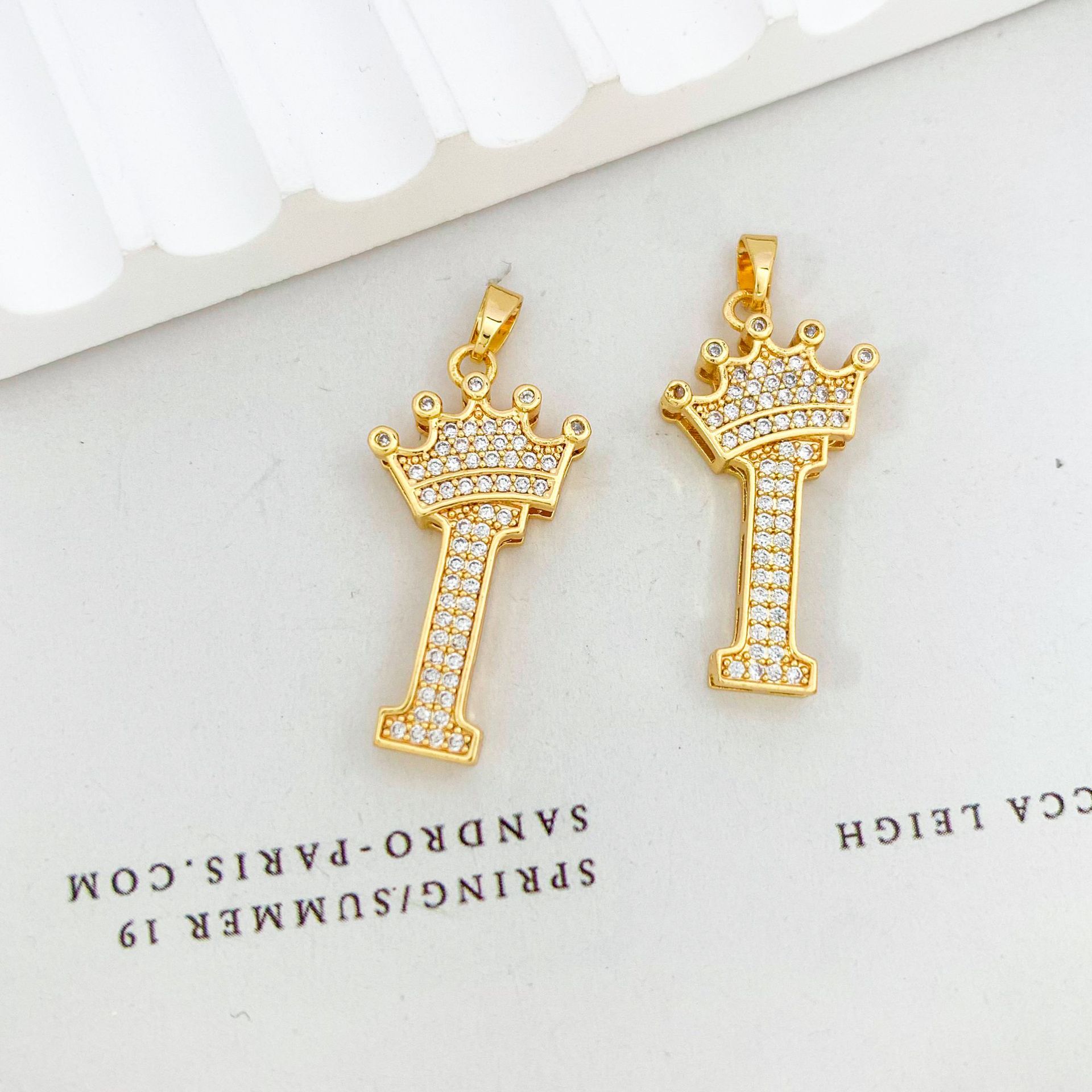 Xl348 crown letter i pendant gold