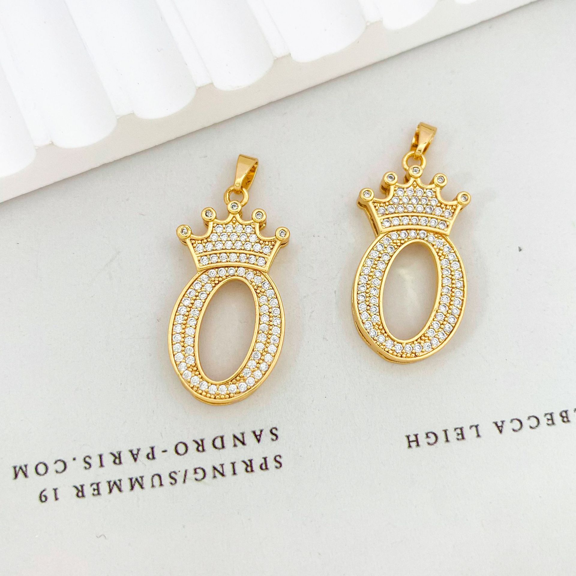 Xl348 crown letter o pendant gold