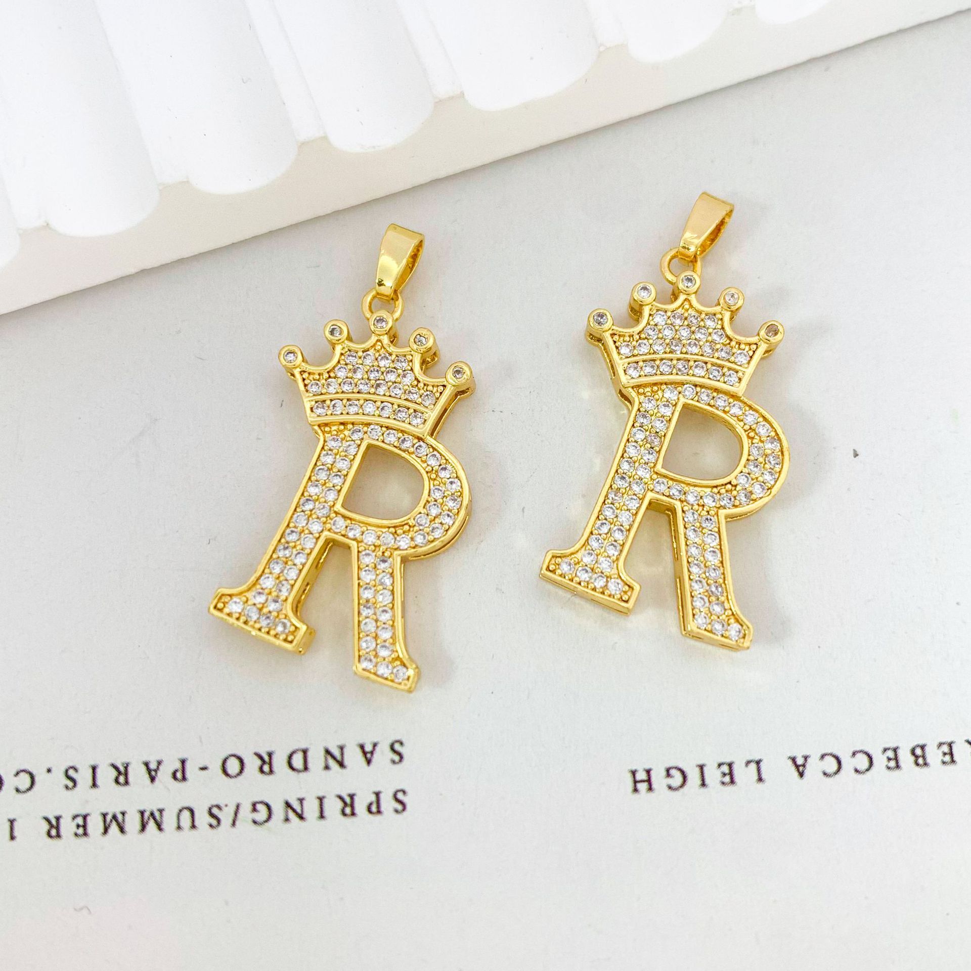 Xl348 crown letter r pendant gold
