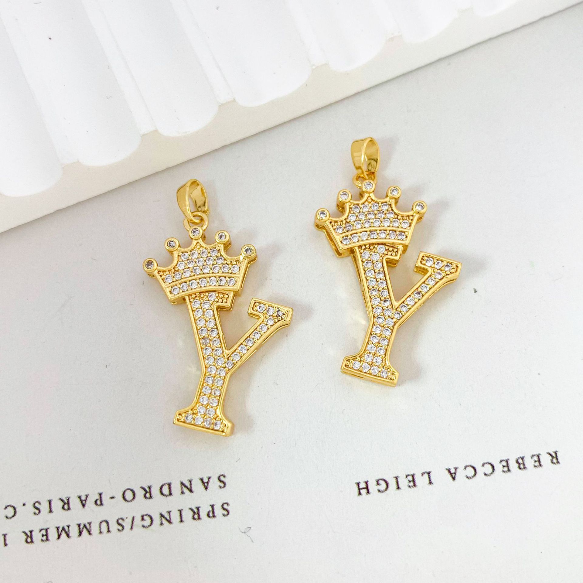 Xl348 crown letter y pendant gold