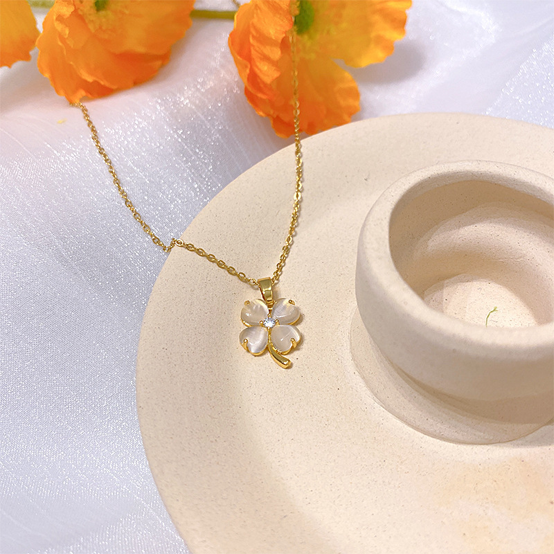 X1704 # Cat s eye four leaf clover necklace