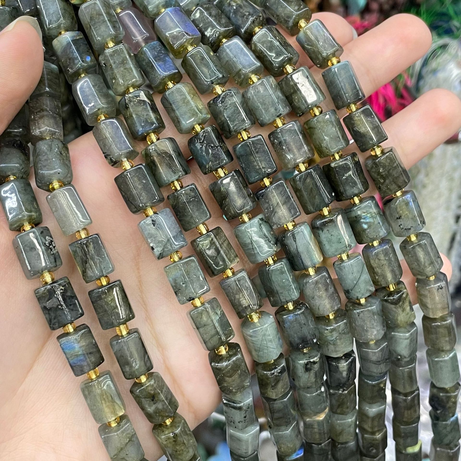 Черный лабрадорит
