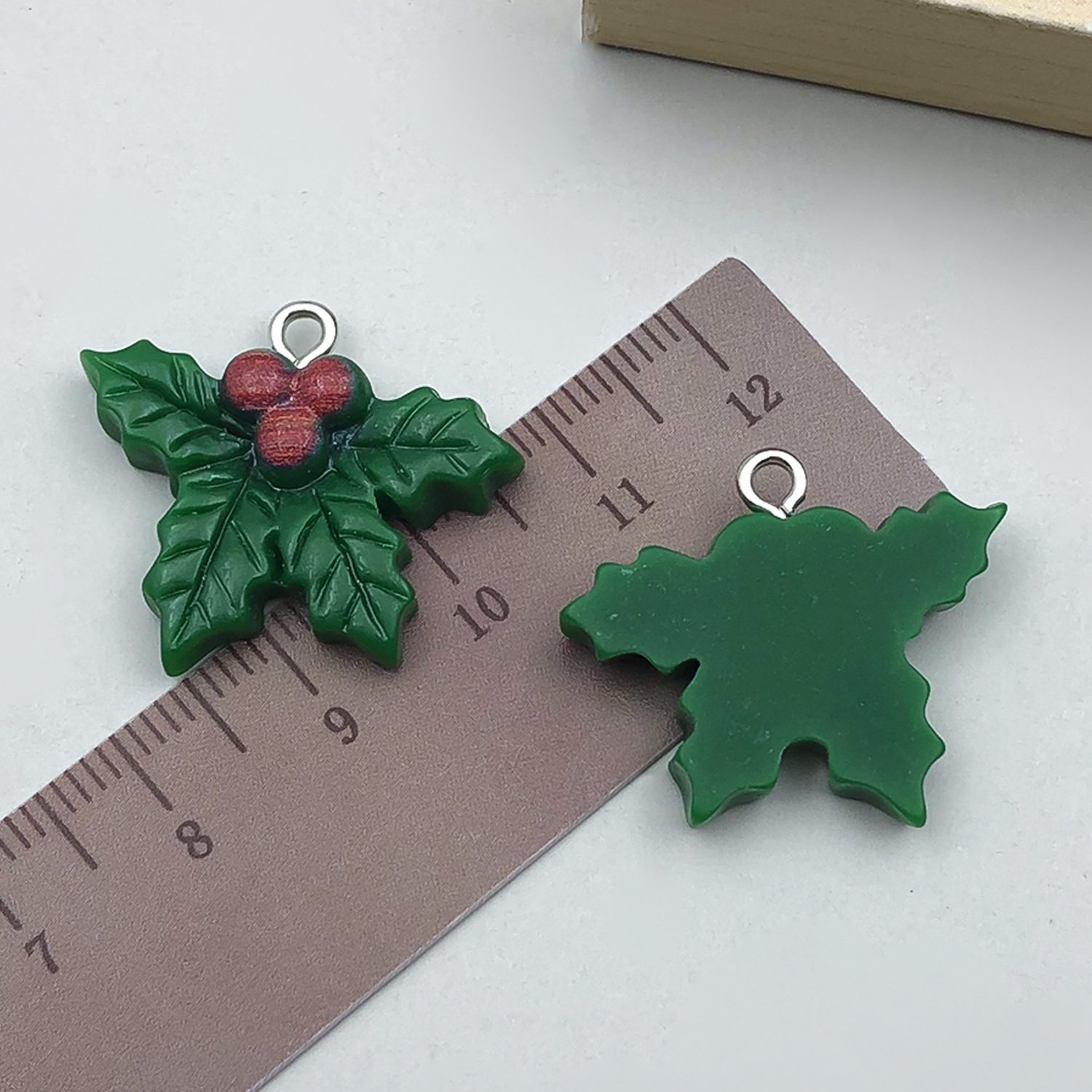 1 green resin christmas holly leaf fruit 22x25mm-1.3g-24247