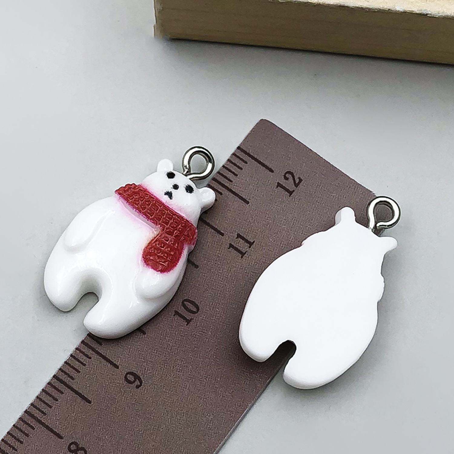 1 white resin christmas scarf bear polar bear 15x24mm-1.3g-24261