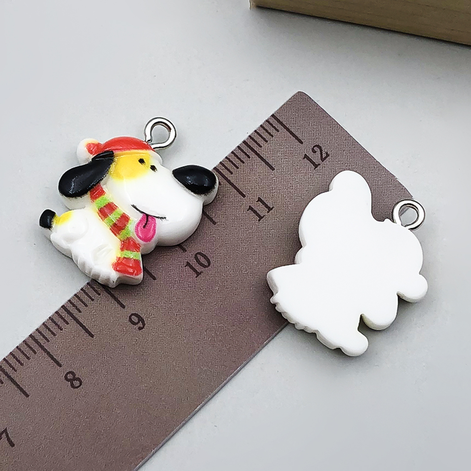 1 white resin christmas scarf puppy 18x22mm-1.3g-24263