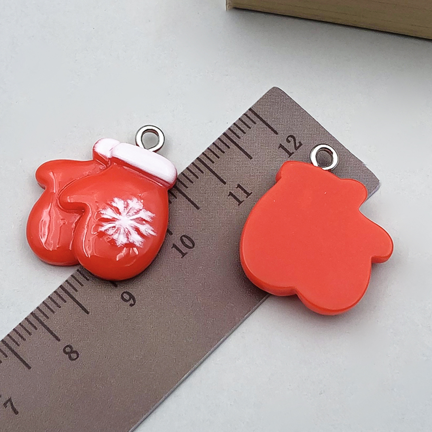1 red resin christmas snowflake glove 19x24mm-1.2g-24270