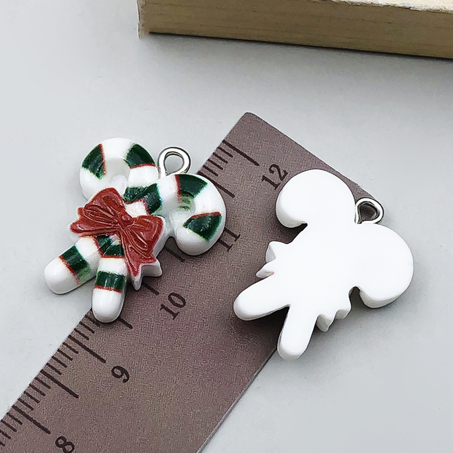 1 white resin christmas candy cane 18x22mm-1.2g-24262
