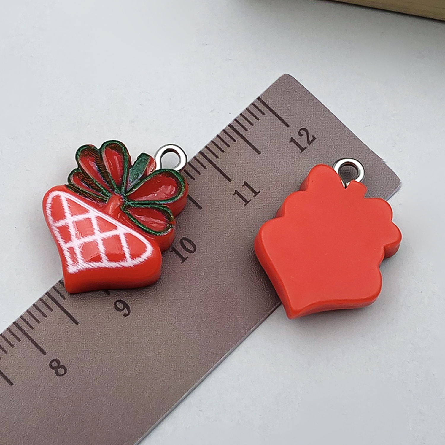1 red resin christmas love gift box 16x22mm-1.2g-24253