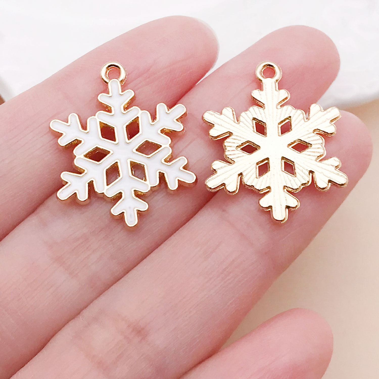 12536-1 19x24-1.3g white oil dripping zinc alloy hexagonal christmas snowflake