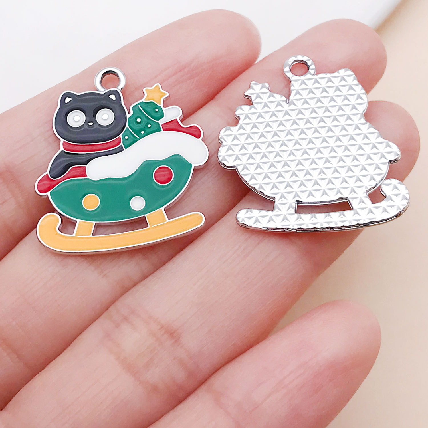 25241-1pcs 25x22mm-1.95g white k green oil dripping zinc alloy christmas sleigh christmas tree cat