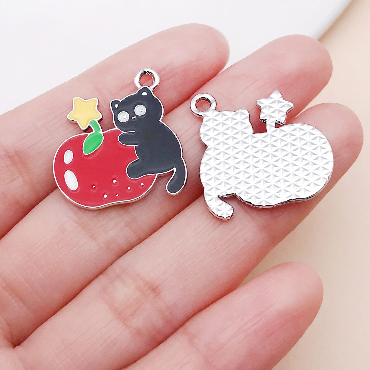 25244-1pcs 22x21mm-1.5g white k red oil dripping zinc alloy christmas five-pointed star apple cat