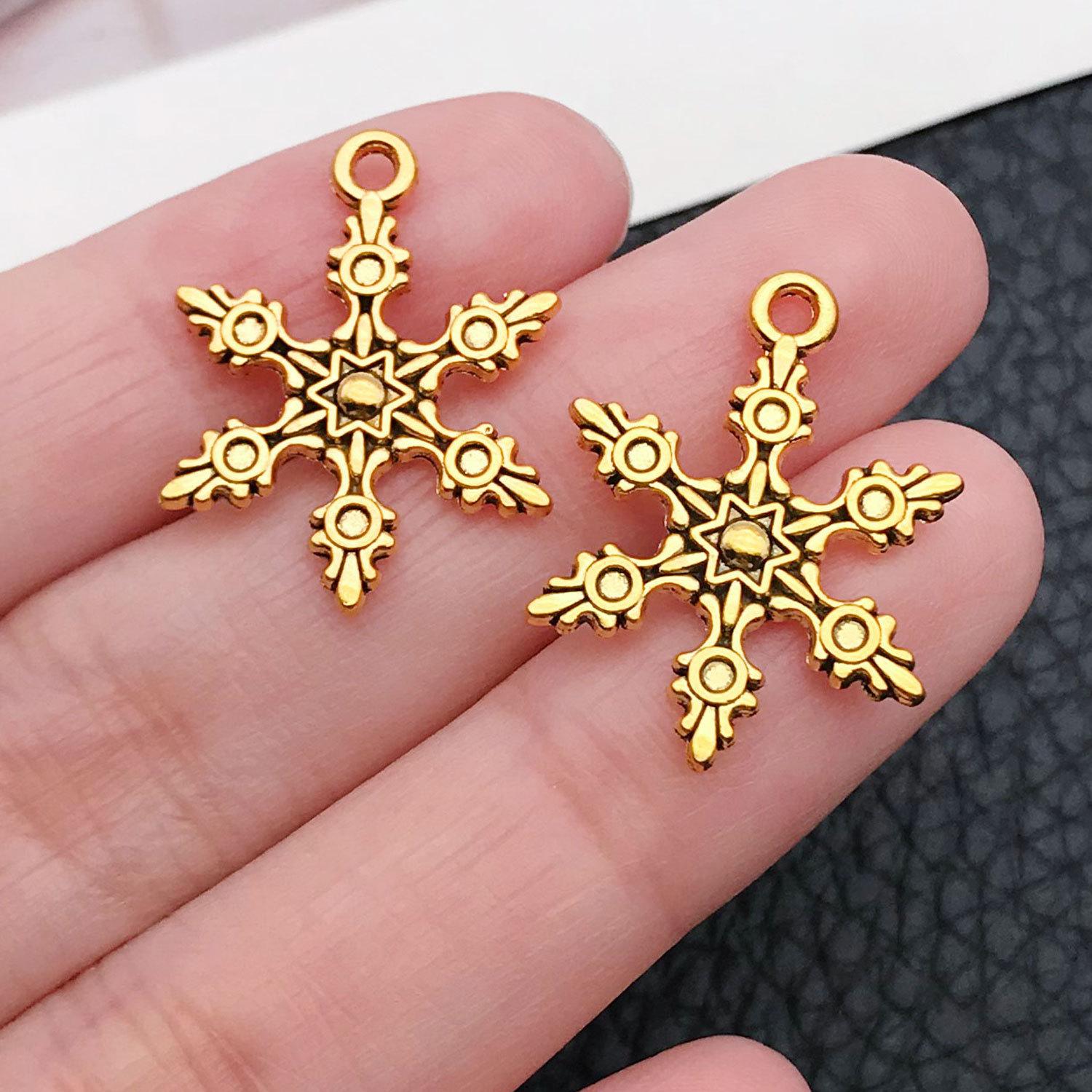 20061-ancient gold zinc alloy christmas snowflake 18x23mm-1.2g