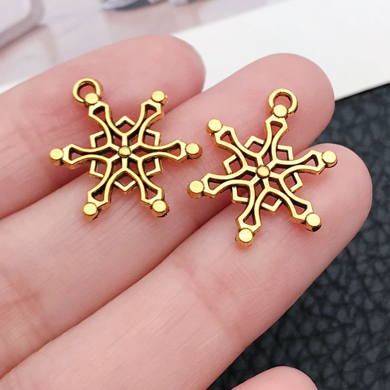 20062-ancient gold zinc alloy christmas snowflake 15x19mm-0.8g