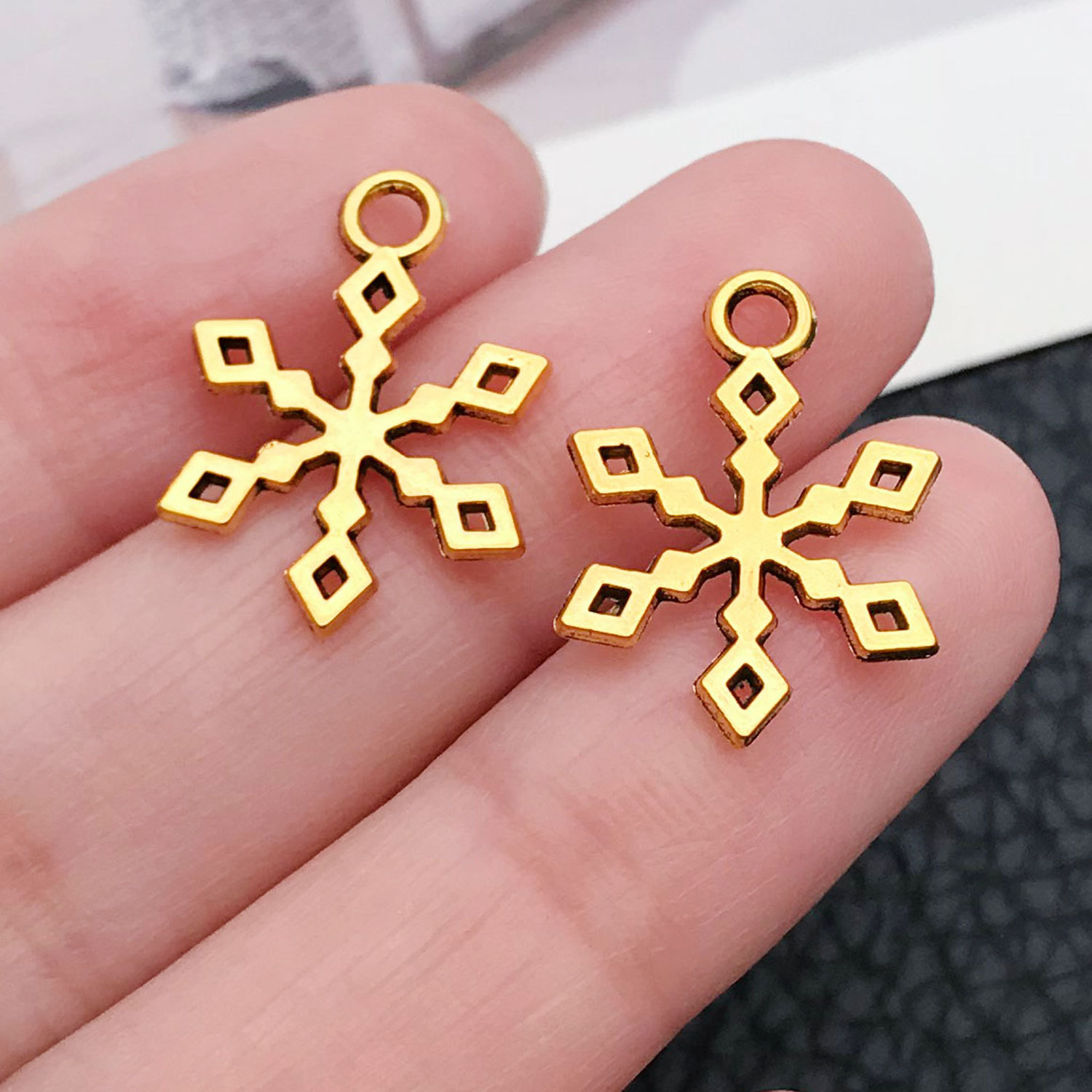 20063-ancient gold zinc alloy christmas snowflake 14x19mm-0.6g