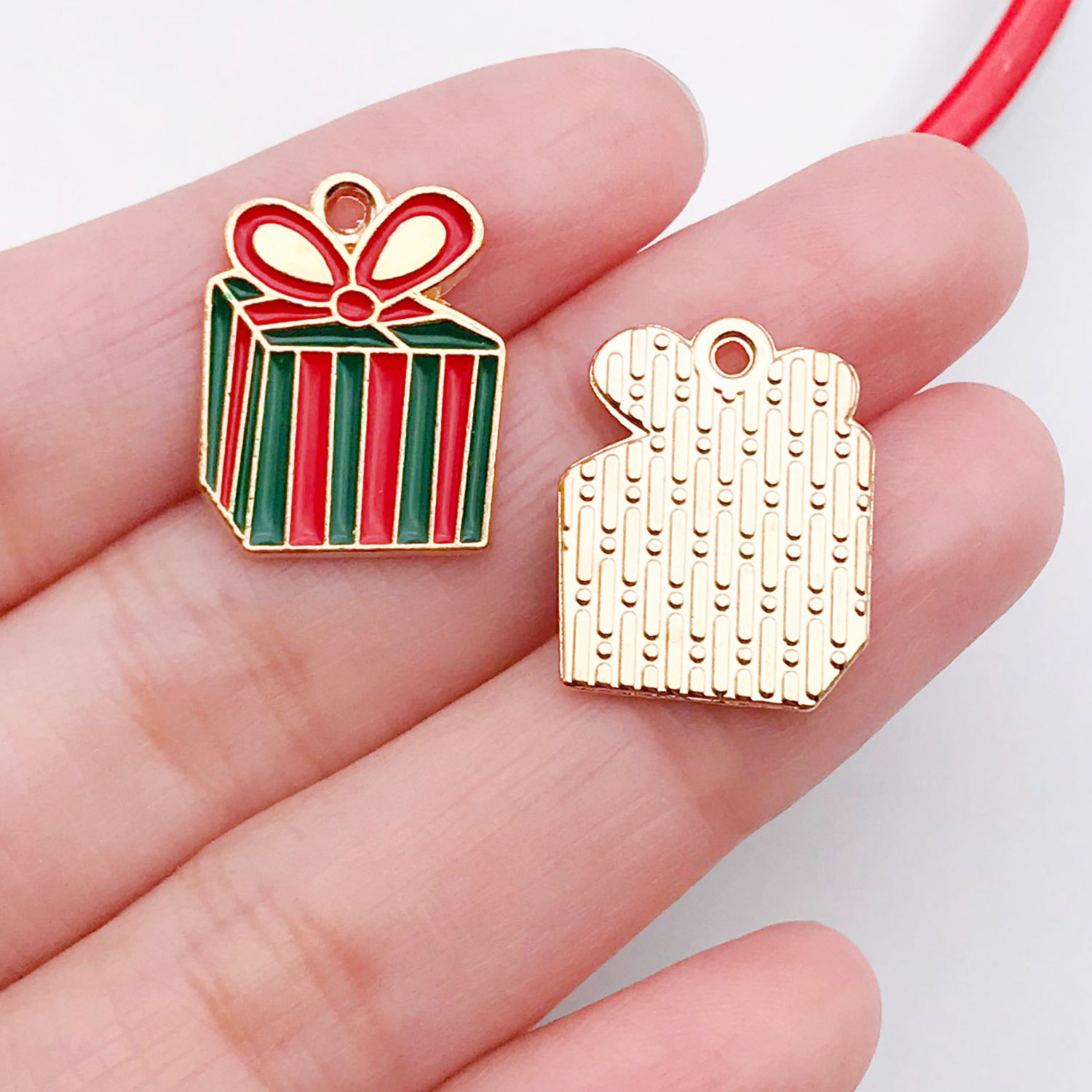 14257-1 red and green oil dripping zinc alloy square christmas gift box 15x19mm-1.6g