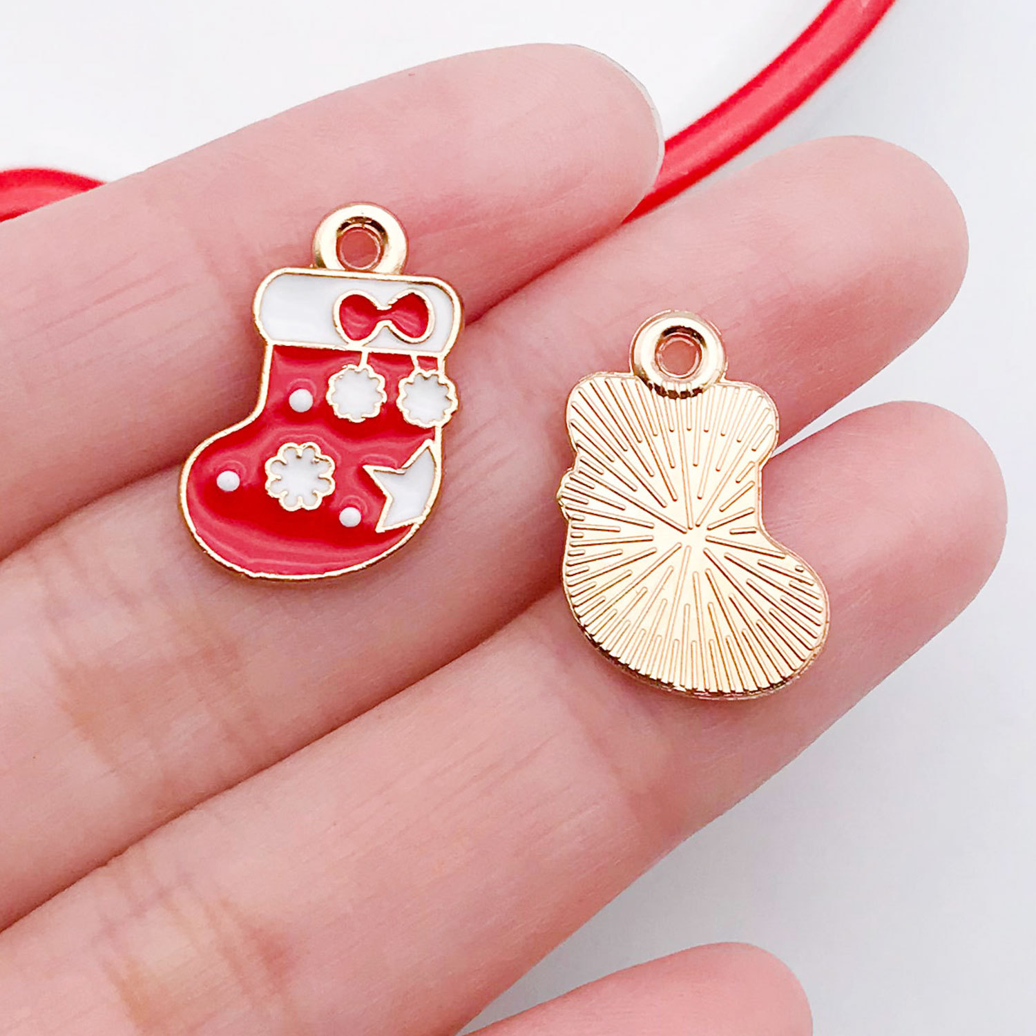 21048-1 red zinc alloy christmas stockings 19x13mm-1g