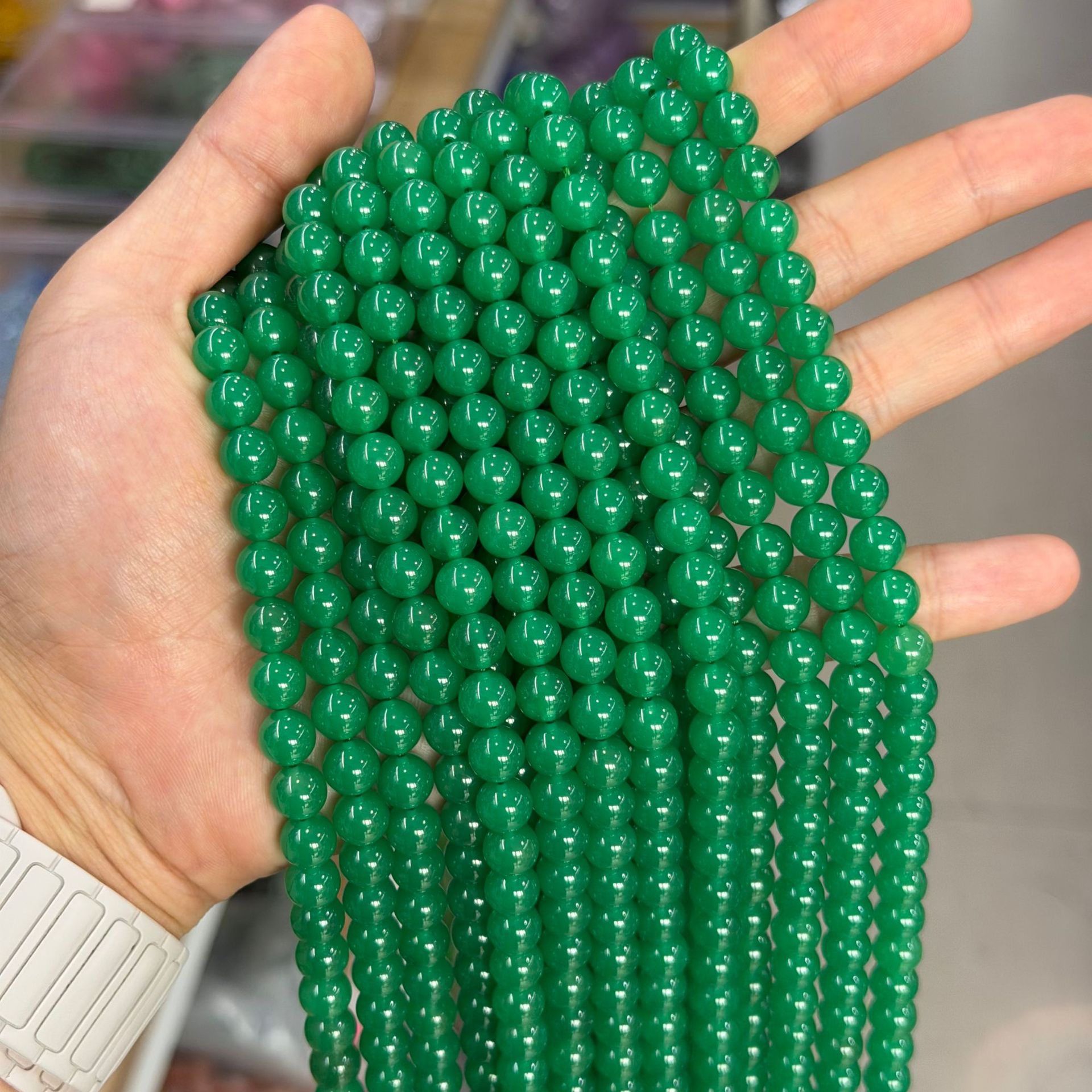 Lab-grown emeralds 8mm (approximately 46 pieces per strand)