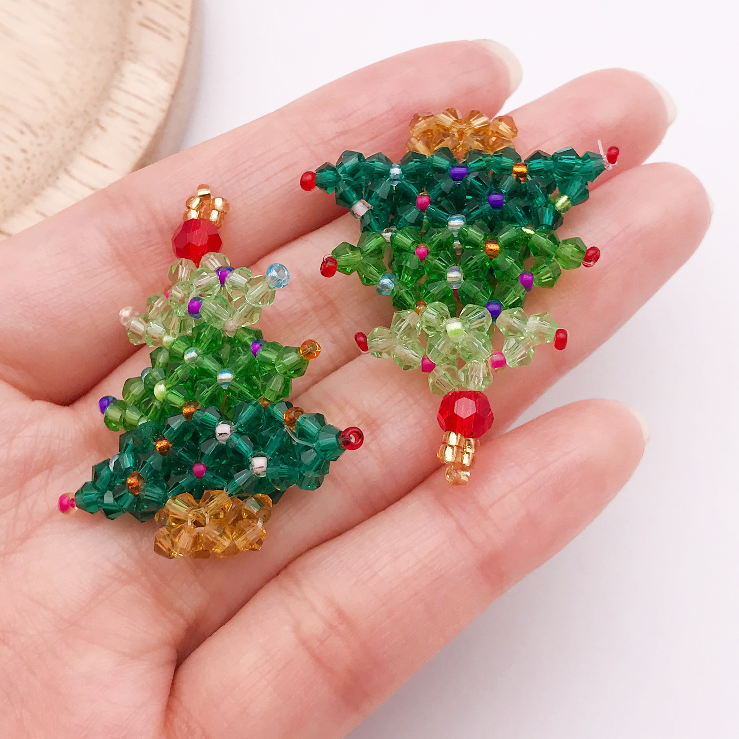 1 green crystal beaded woven Christmas tree 39x32x8mm-3.3g-28618