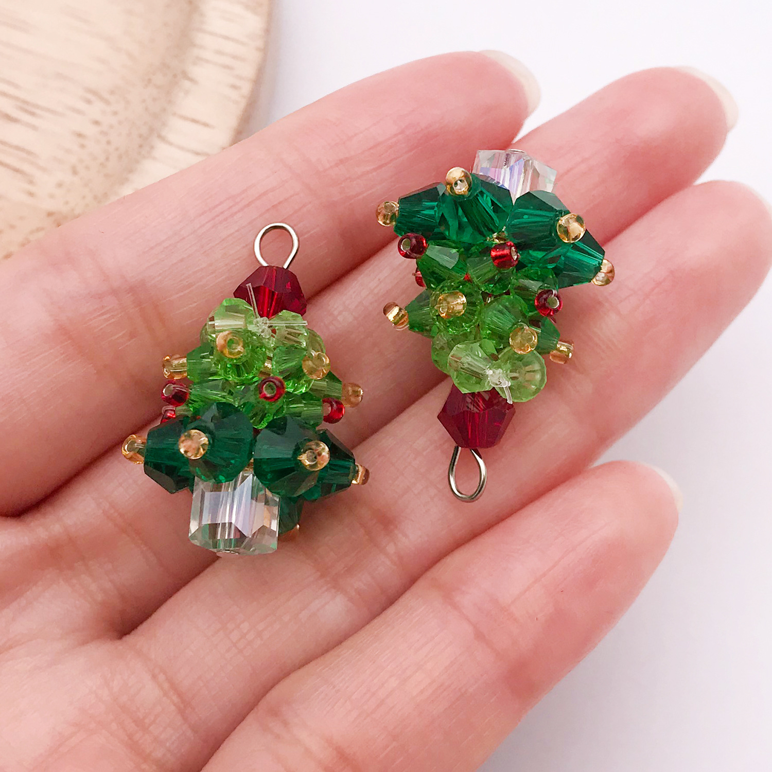 1 green crystal beaded woven three-dimensional Christmas tree 28x19x19mm-3.4g-28619