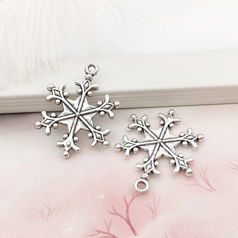 1 ancient silver snowflake 22x28mm-4075