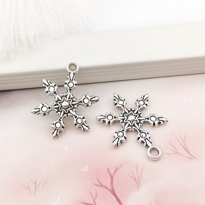1 ancient silver snowflake 17x23mm-8394